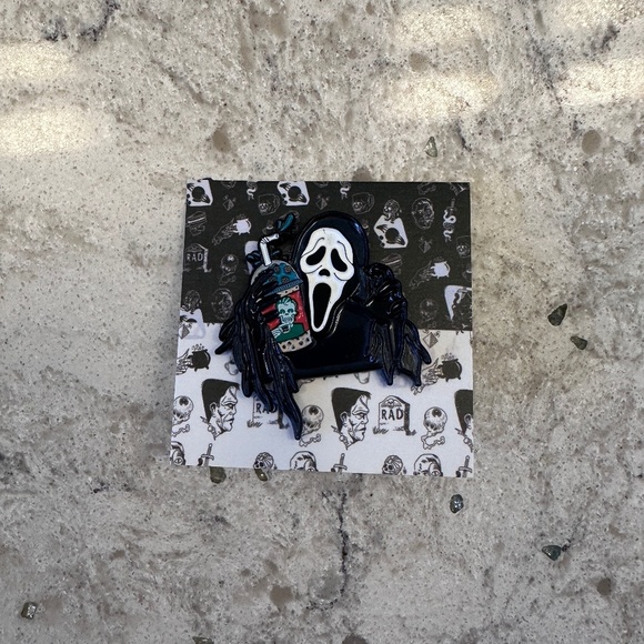 Ghost Face enamel pin with drink - Picture 1 of 5